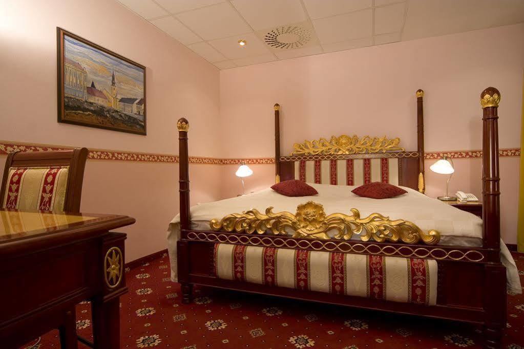 Hotel Alexander'S Nitra Exterior photo